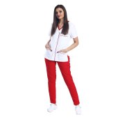 Kombinezon medyczny składający się z białej bluzki z czerwonym paspolem i czerwonych spodni z gumką..
