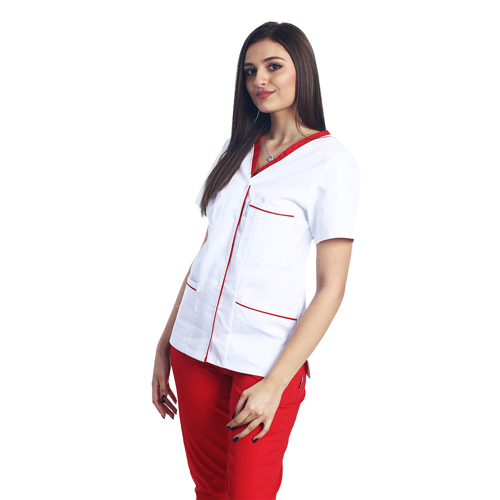 Kombinezon medyczny składający się z białej bluzki z czerwonym paspolem i czerwonych spodni z gumką