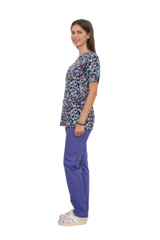 Kombinezon medyczny w serca, bluza z nadrukiem i fioletowe spodnie z gumką