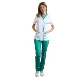 Kombinezon medyczny składający się z białej bluzki z zielonym paspolem i zielonych spodni chirurgicznych