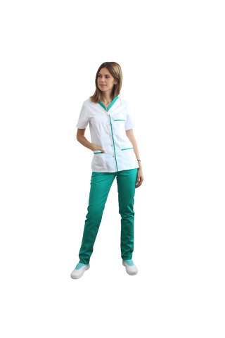 Kombinezon medyczny składający się z białej bluzki z zielonym paspolem i zielonych spodni chirurgicznych