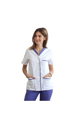 Biała suknia medyczna z fioletowym paspolem, zszywkami i trzema nakładanymi kieszeniami