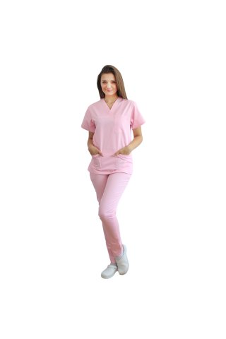 Jasnoróżowy kombinezon medyczny składający się z bluzki z dekoltem w szpic i różowych elastycznych spodni
